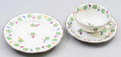 Herendi szőlőmintás egyszemélyes reggeliző szett, csésze alátéttel és desszertes tányér, jelzett, a csészén hajszálrepedéssel, d: 16 cm
