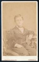 cca 1875-1880 Fiatal fiú portréja, vizitkártya Veress Ferenc (1832-1916) kolozsvári műterméből, a verzón a műterem képével, alja vágott, egyik sarka kissé sérült, 10x6 cm