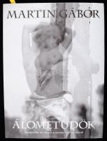 Martin Gábor: Álometűdök. Fotográfiák és versek a szerelemről, az életről. A szerző, Martin Gábor (1953-) fotóművész által ALÁÍRT példány. Békéscsaba,[2005.], Hungária Plusz Kft-ny. Gazdag művészi fotóanyaggal illusztrált. Kiadói kartonált papírkötés, kiadói papír védőborítóban.