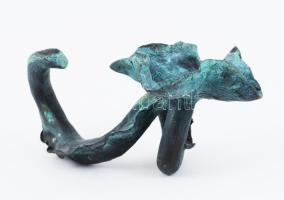 Horetzky (1969-): Állatias figurás hamutartó. Patinázott bronz, cca 2000, jelzés nélkül, 15x7 cm. Proveniencia: az alkotó tulajdonából. /// Horetzky (b. 1969): Animalistic figure ashtray. Patinated bronze, c. 2000, unsigned, 15 × 7 cm. Provenance: from the artist's own collection.
