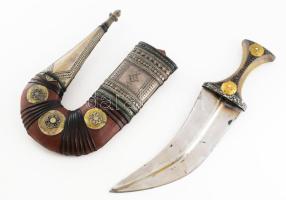 Dzsambia / Handzsár. Jemen, 20. sz. első harmada, ezüsttartalmú vagy ezüstözött részekkel, iparművész munka, berakásokkal díszített szaru markolattal, díszes, 30x14 cm