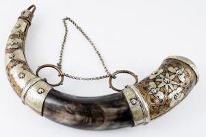 Jemeni iparművész lőportartó, klf fémekkel szerelékelt szaru, jó állapotban, h: 38 cm