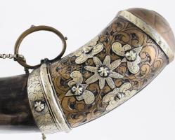 Jemeni iparművész lőportartó, klf fémekkel szerelékelt szaru, jó állapotban, h: 38 cm