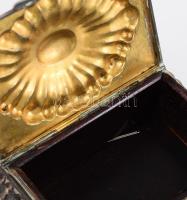 Ezüst (Ag) ékszeres doboz, fa betéttel, belül fedele aranyozott, hólyagolt hengeres mintával, 10x13 ...