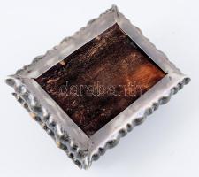 Ezüst (Ag) ékszeres doboz, fa betéttel, belül fedele aranyozott, hólyagolt hengeres mintával, 10x13 ...