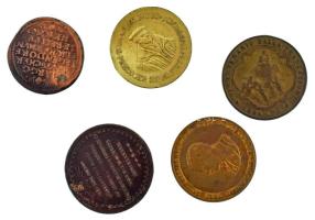 Vegyes, 5db-os külföldi zseton / emlékérem tétel T:VF,F, patina, egyiken pici forrasztásnyom Mixed 5pcs lot of foreign tokens / commemorative medallion C:VF,F, patina, one with soldering mark