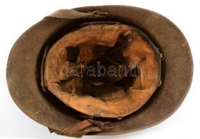 Régi francia sisak, fém, bőr béléssel, 58-as méret, megviselt állapotban