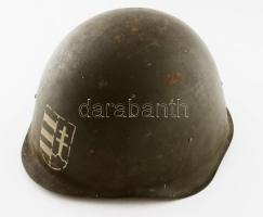 Magyar címerrel ellátott szovjet sisak, párnázattal, kis rozsdafoltokkal, kopásnyomokkal, kb. 27x25x17 cm