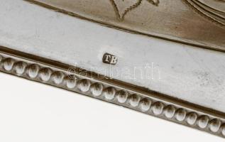 Ezüst (Ag) kínáló, tagolt pontsoros peremrésszel, vésett leveles mintával, 4 lábon, jelzett, 29x18,5...