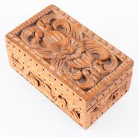 Faragott növényi ornamentikával díszített doboz, 9x15x8 cm