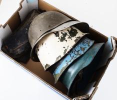 Vegyes sisak és sapka tétel, közte német Bundeswehr sapkák, összesen 10 db, vegyes méretben, többségében rossz állapotban