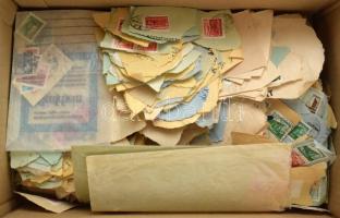 Bélyeg kivágások nagyrészt Épületek, Várak bélyegekkel, cipős doboz méretű dobozban