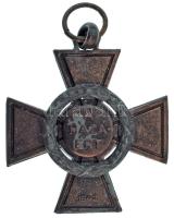 1943. "Tűzkereszt II. fokozata" bronzozott hadifém kitüntetés mellszalag nélkül T:XF,VF, patina Hungary 1943. "Fire Cross, 2nd Class" bronze plated war metal decoration without ribbon C:XF,VF, patina NMK 447.