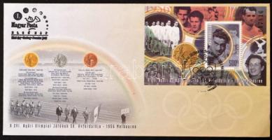 Vegyes külföldi bélyegek A/4-es + közepes berakóban és bélyegcsomagokban, magyar levelek sorokkal, b...