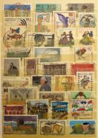 Vegyes külföldi bélyegek A/4-es + közepes berakóban és bélyegcsomagokban, magyar levelek sorokkal, b...