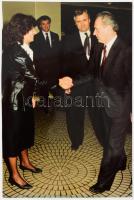 Grósz Károly (1930-1996) politikus, 1988 és 1989 között az MSZMP főtitkára mások társaságában, színes fotó, 17,5x12 cm