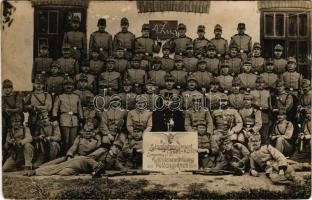 1914 Korneuburg, K.u.K. Eisenbahnregiment I. Ersatz-Komp. Erinnerung an die Rekrutenausbildung des Feldzugjahres 1914. 4. Zug / Cs. és kir. vasúti ezred tagjainak csoportja / WWI Austro-Hungarian Railroad Regiment, group of soldiers. photo + "K.u.K. I. Eisenb. Ers. Komp." (fl)