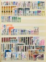 Több / sok példányos tétel: frank névértékű francia + kanadai + ENSZ Genf bélyegek megtömött 16 lapos A4-es berakóban. Érdemes megnézni