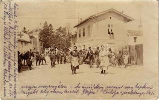 Első világháború, osztrák-magyar katonák egy faluban, Vöröskereszt, vízhordás / WWI Austro-Hungarian K.u.k. soldiers, Red Cross. photo + "Instruktionsabteilung" (EB)