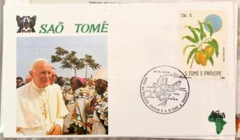 II. János Pál pápa utazásai 58 db alkalmi boríték levélberakóban