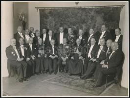 1939 Quirin testvérek avatása, csoportkép, hátoldalon feliratozott fotó Schäffer műterméből, pecséttel jelzett, 17,5×23 cm