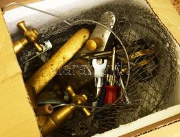 Doboznyi vegyes vízszerelés és szerszám tétel, közte antik bronz csappal.