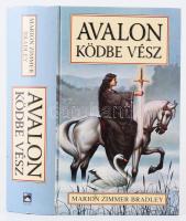 Marion Zimmer Bradley: Avalon ködbe vész. Ford.: Gálvölgyi Judit. Bp., [2007.], Édesvíz, 1075+1+[12] p. Egyetlen kiadás. Kiadói kartonált papírkötés.