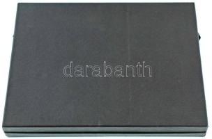 Éremtartó kazetta összesen 24 férőhellyel (50x50mm) kivehető tálcával, használt, de jó állapotban