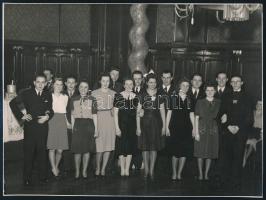 1941 Bp., Állatorvosi tea, csoportkép, pecséttel jelzett fotó Kredatus Károly műterméből, felületén törésnyom, 17,5×23,5 cm