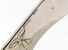 Gorkha Army jelzett nepáli kukri, tokjában kiegészítő késekkel, h: 37 cm