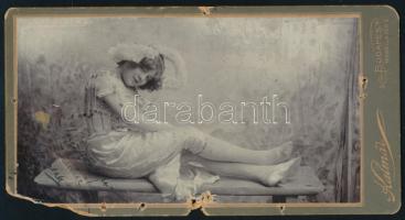 cca 1890 Kornai Berta (1885-1950) színésznő dedikált fotója Kalmár budapesti műterméből, sérült, 11×20,5 cm