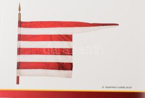 A történelmi zászlósor. Hadtörténeti Intézet és Múzeum. 4 p.+ 22 (színes képtáblák) t. Kiadói mappáb...