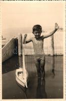 Zamárdi, fiú játékvitorlás úsztatás közben a Balatonban. Schäffer Gy. fényképész photo
