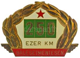 1970-1980. "250 ezer km Balesetmentesen" festett fém autójelvény csavaros hátlappal (71x96mm) T:AU