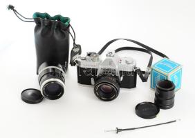 Yashica TL Electro X fényképezőgép, Yashinon DS-M objektívvel, hozzá közgyűrű, illetve Jena S1:4 f=135 objektív.