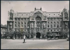 cca 1938 Budapest, Ferenc József téri Gresham-palota, a téren rendőri forgalomirányítás, hátoldalon feliratozott fotó, jó állapotban, 12×17 cm