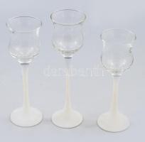 Skandináv design háromrészes gyertyatartó szett, savmaratott talpazattal, jelzés nélkül, hibátlan, m: 19,5 cm alatt.
