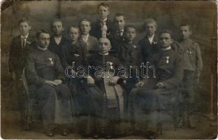 Czapik Gyula (1887-1956) egri érsek káplánjai körében, kitüntetésekkel / Hungarian archbishop and his pupils. photo (EB)