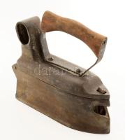 Antik faszenes szabóvasaló, fa fogóval, 25x22 cm