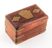 Kártyatartó díszdoboz, réz rátétekkel, benne kártyával, 8x13x9 cm