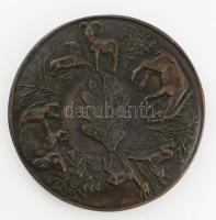 Rácz Edit (1936-): Vadászmintás tál, Jelzett, bronz, d: 20,5 cm