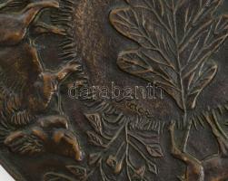 Rácz Edit (1936-): Vadászmintás tál, Jelzett, bronz, d: 20,5 cm