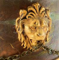 Oroszlánkarmos - oroszlánmaszkos díszítésű bronz asztali lámpa, kissé sérült, m: 32 cm