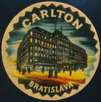cca 1935 A pozsonyi (Felvidék) Carlton luxusszálló bőröndcímkéje, szép állapotban, d: 9 cm