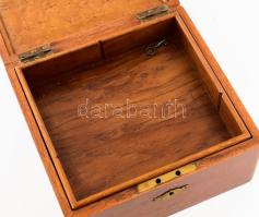 Gyökér funérral készített díszdoboz, kulccsal, kivehető tálcával, zárja nem működik, 24x24x13 cm