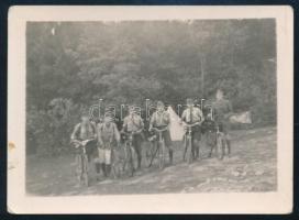 cca 1940 Kerékpáros cserkészek, fotó, 6,5×9 cm