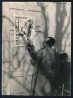 1963 Nemzetközi Motocross verseny plakátja egy faajtón, fotó, 12×9 cm