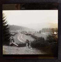 cca 1915 Predeáli (Erdély) útrészlet sínautóval, Uránia szemléltető üvegdia, jó állapotban, 8,5×8,5 cm