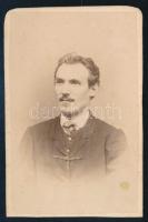 cca 1865 Úr portréja, vizitkártya Mándy és Kirsveng [Kirschweng] fényképészek pesti műterméből, a verzón címkével jelzett, alja vágott, 9,5x6 cm