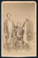 cca 1865 Három elegáns úr portréja, vizitkártya Simonyi pesti műterméből, kissé foltos, alja vágott, 9,5x6 cm